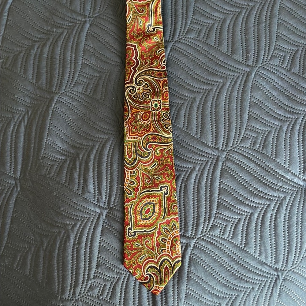 The metropolitan museum of Art Paisley Silk Tie